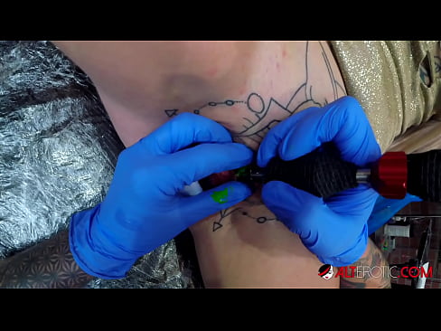 ❤️ Extreem getatoeëerde hottie Sully Savage kreeg een tatoeage op haar clitoris ❤ Anal video at nl.tradewin.top ☑